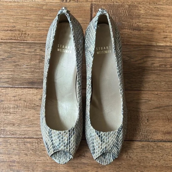 Stuart Weitzman Logo Plainfield Peep Toe Pumps Heels Mushroom Snakeskin Size 9 - Picture 9 of 11